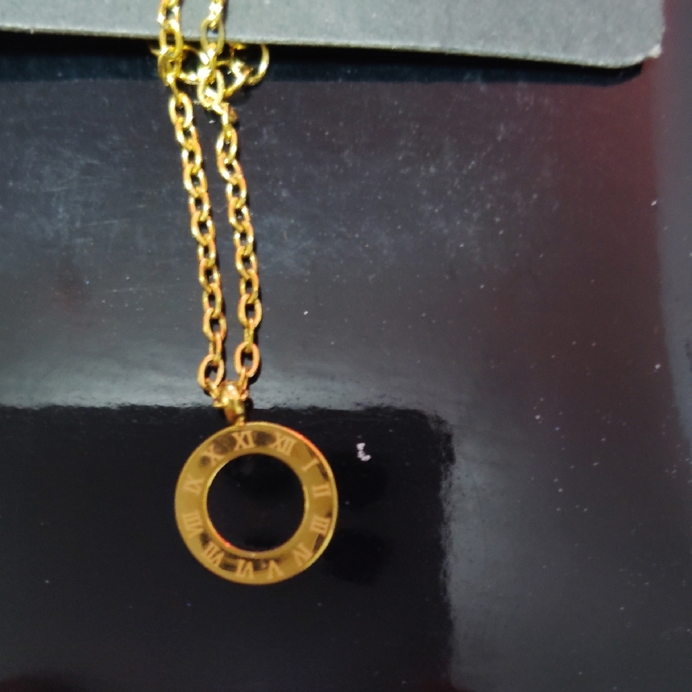Elegant  Stainless Steel Gold Circle Roman Numeral Pendant Necklace. - Picture 3 of 3